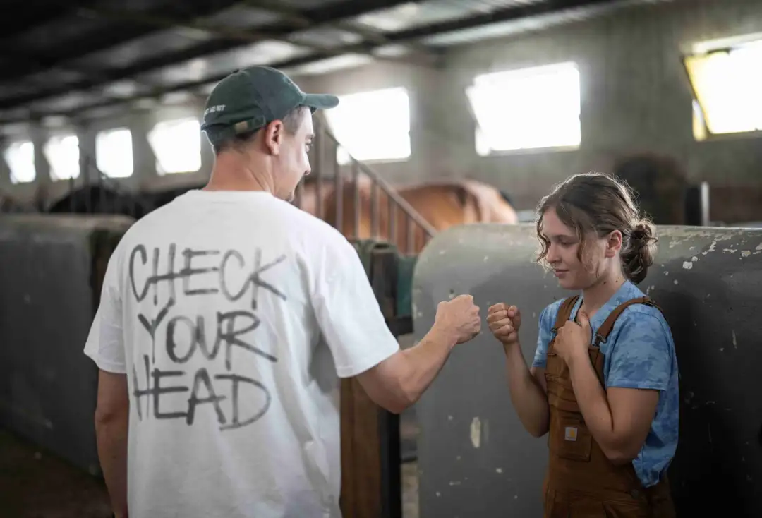 Dívka na koni účtuje se světem dospělých