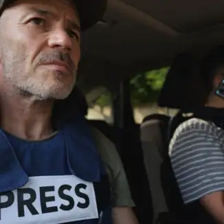 80 rozlícených novinářů